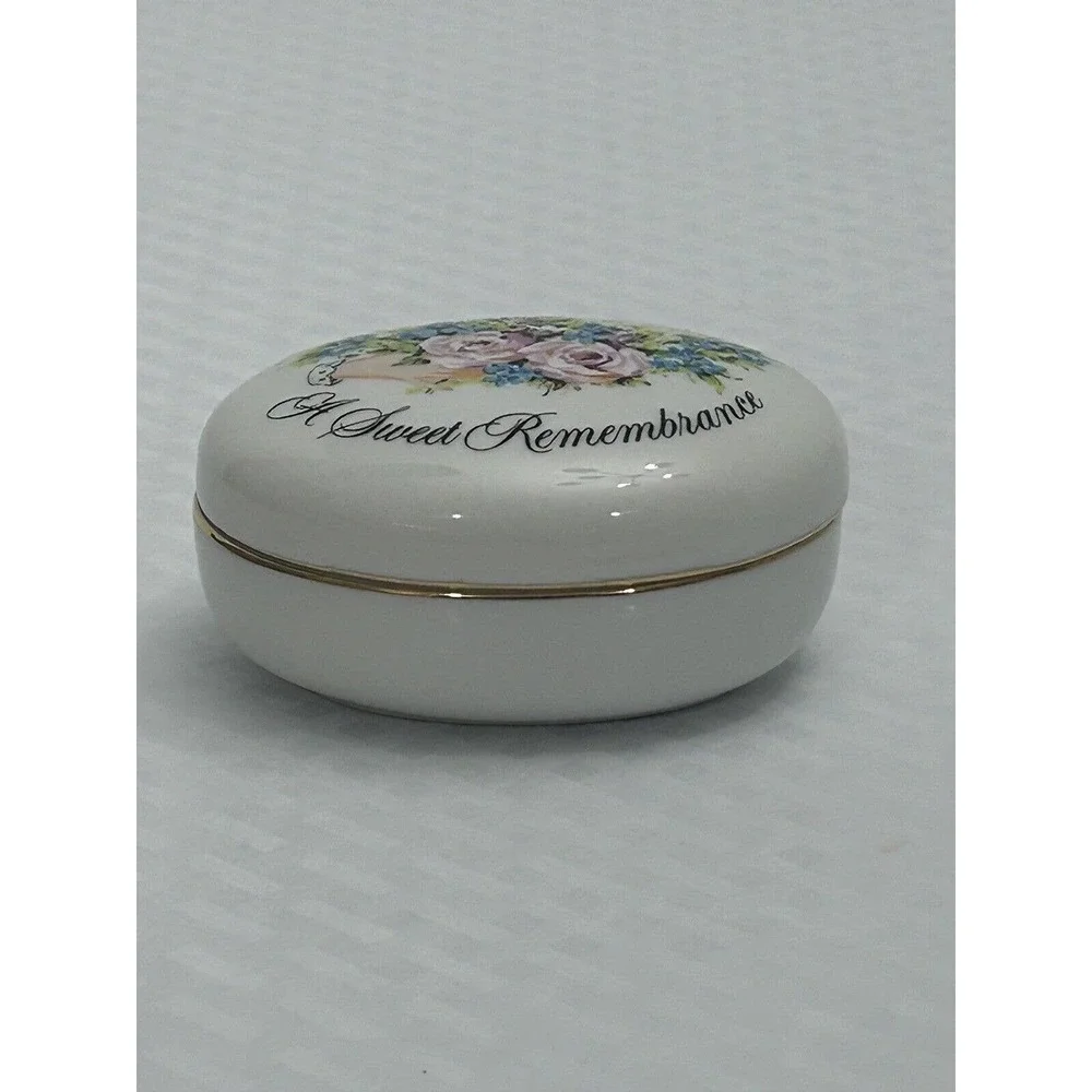 Sweet‎ Remembrance Ceramic Trinket Box Dish Avon Valentines Day 1982 Vintage